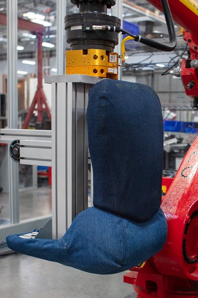 Робозад по имени Грут: Tesla показала специфического робота для тестирования кресел электромобилей - 1 Робозад по имени Грут: Tesla показала специфического робота для тестирования кресел электромобилей