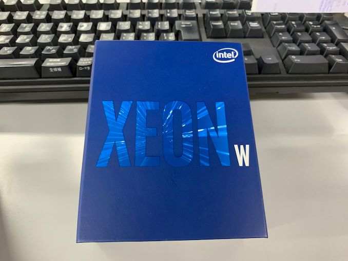 28-ядерный процессор Intel Xeon W-3175X поступил в розничную продажу по цене $3880, но использовать его энтузиастам нет никакой возможности