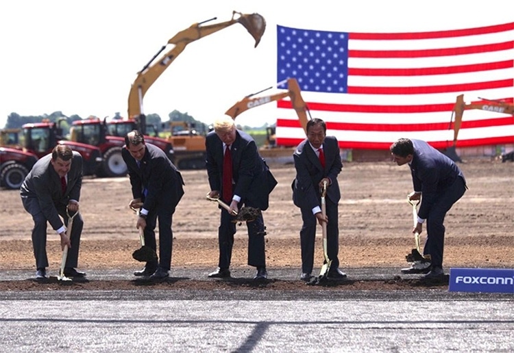 Трамп лично убедил Foxconn вернуться к планам строительства завода в США