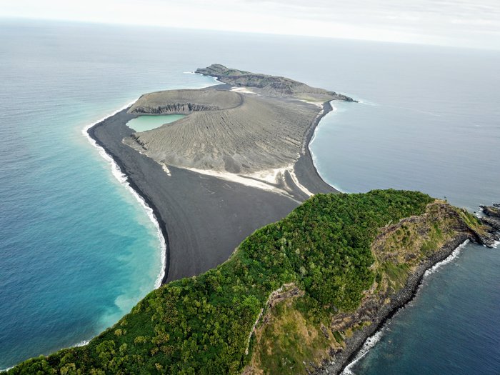 Ученые посетили необычный остров, возникший 4 года назад
