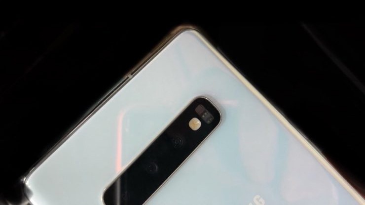 Фото: «жемчужный» Samsung Galaxy S10+ в керамической отделке