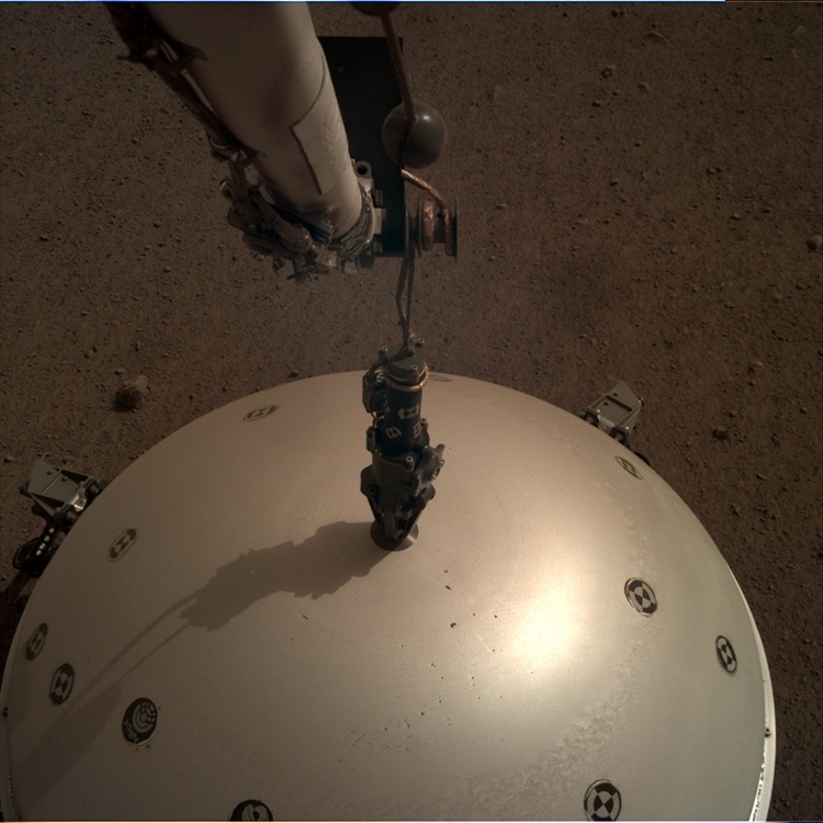 Сейсмометр аппарата NASA InSight приступает к выполнению научной программы