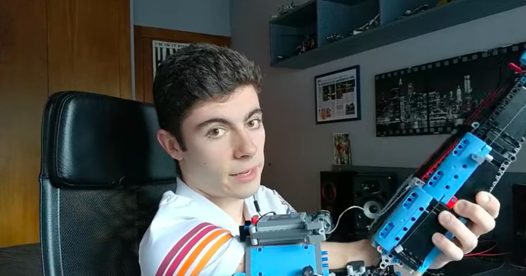 Студент создает сложные электронные протезы из Lego
