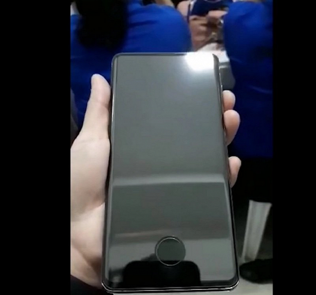 Защитная пленка для Samsung Galaxy S10 действительно будет иметь отверстие для большого пальца, если она все же поступит в продажу