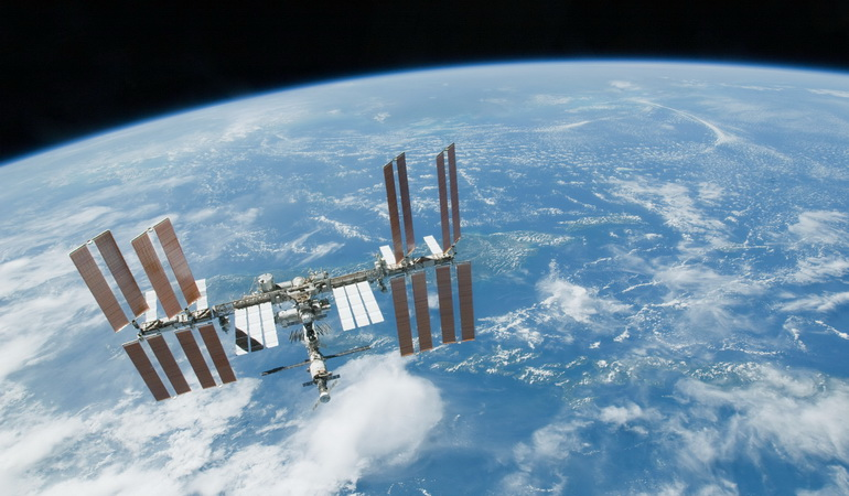 «Роскосмос» и Space Adventures отправят на МКС еще двух космических туристов