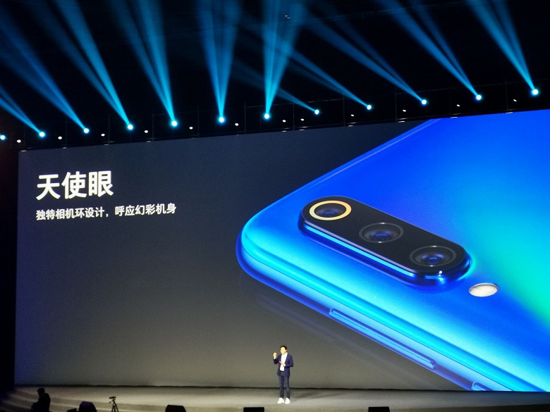 Cмартфон Xiaomi Mi 9 представлен официально: Snapdragon 855, голографическое покрытие корпуса, тройная камера из топа DxOMark и беспроводная зарядка за $445