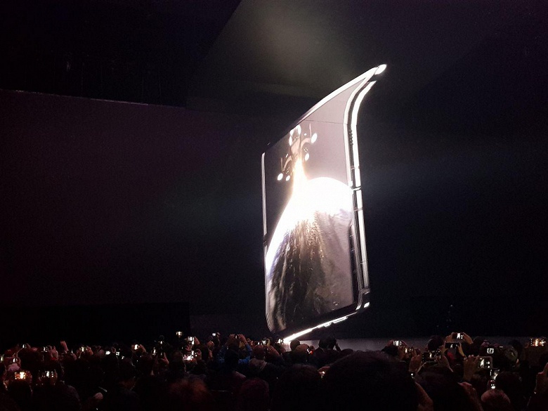 Samsung представила Galaxy Fold &ndash; свой первый смартфон с гибким экраном