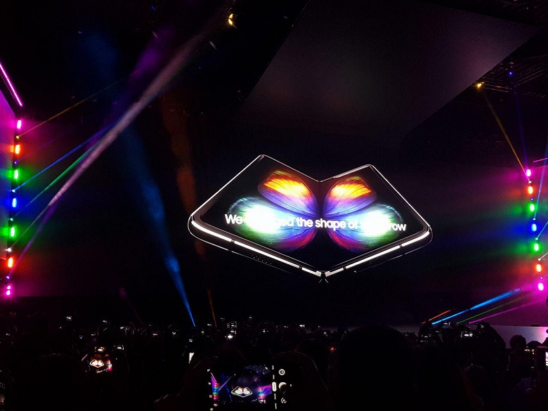 Samsung представила Galaxy Fold &ndash; свой первый смартфон с гибким экраном