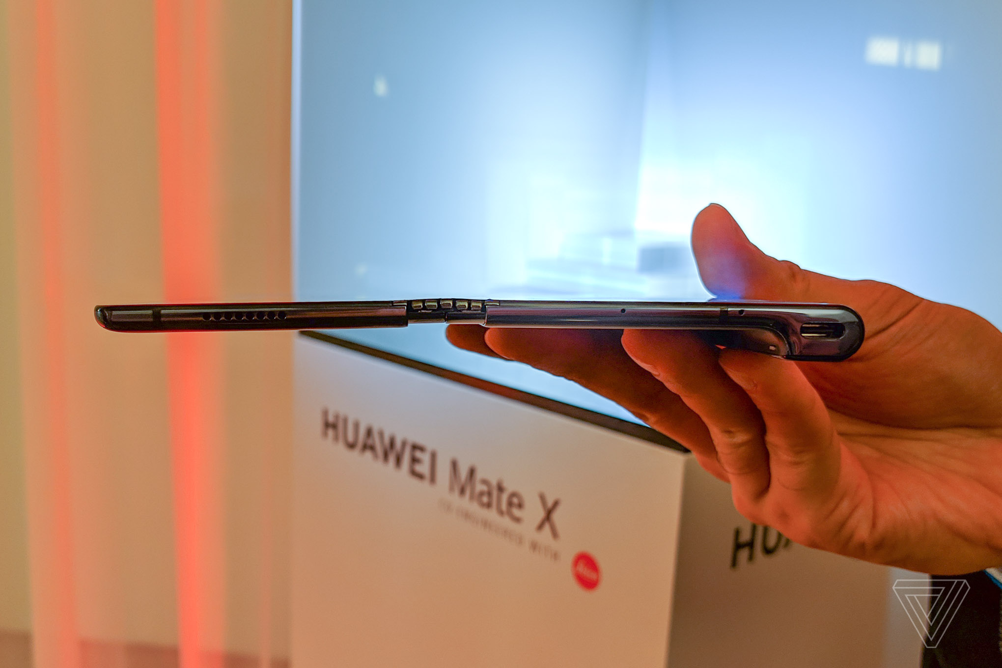 Huawei показала раскладной телефон за $2600 - 2