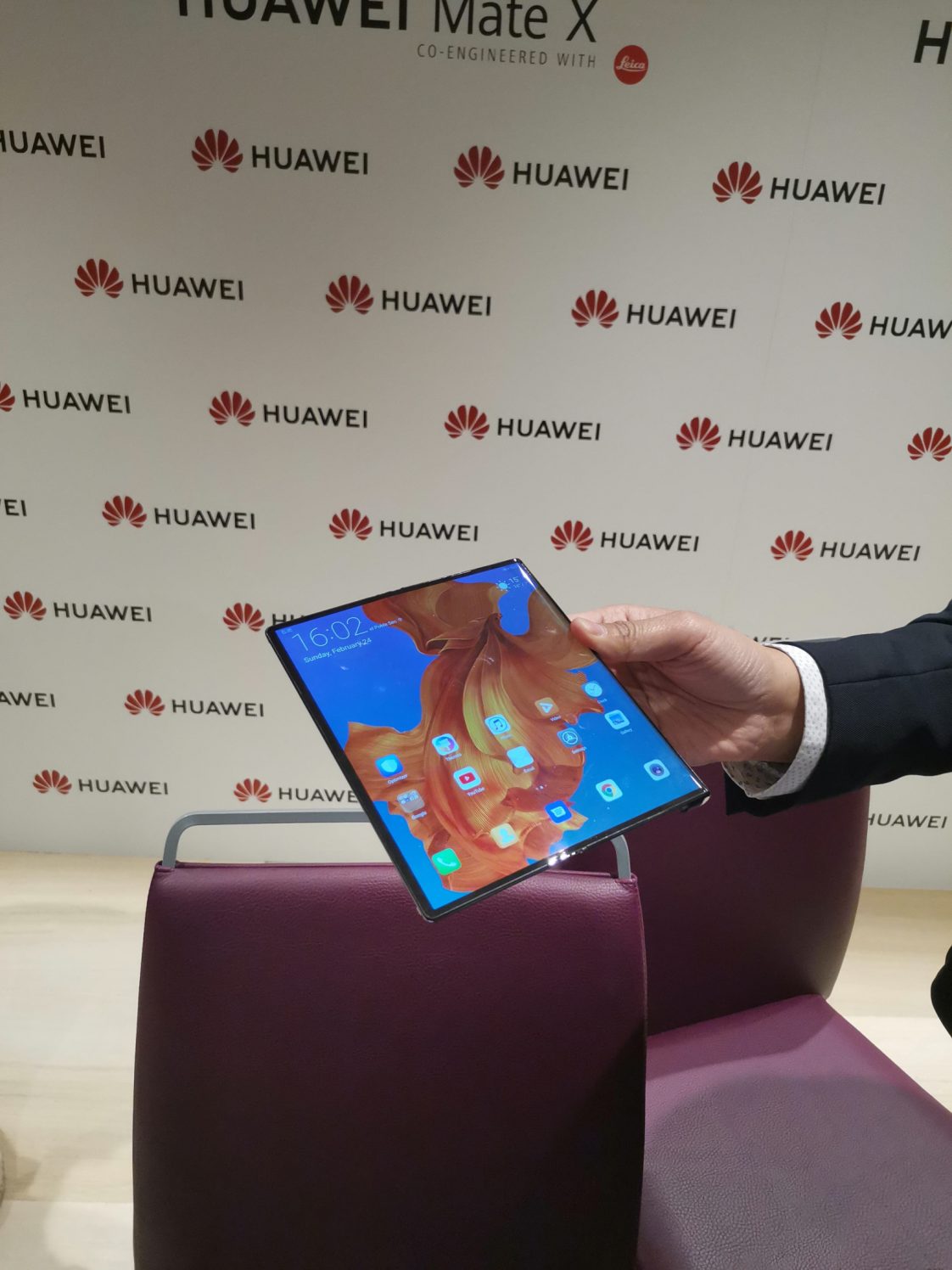 Huawei показала раскладной телефон за $2600 - 5