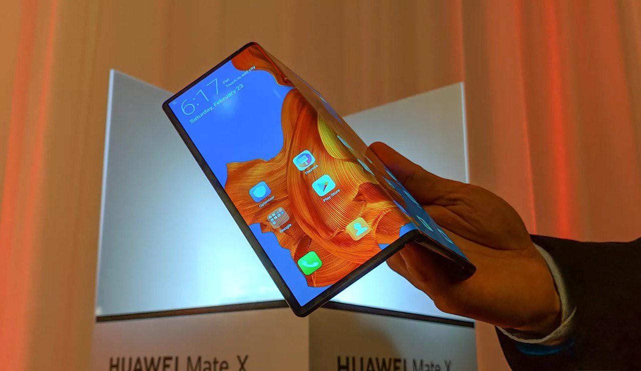 Huawei показала раскладной телефон за $2600 - 1