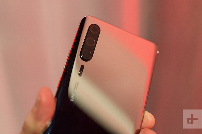 Huawei P30 Pro с тройной камерой позирует на живых фото за месяц до анонса