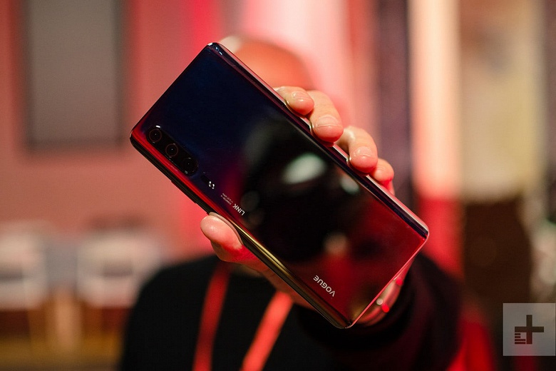 Huawei P30 Pro с тройной камерой позирует на живых фото за месяц до анонса