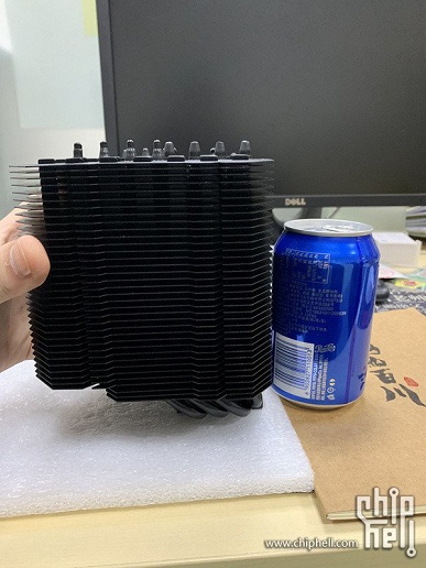 У Thermaltake готова черная версия гигантского процессорного радиатора HR-22 Plus