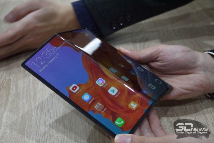 Первоначально складной телефон Huawei был похож на Galaxy Fold
