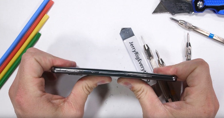 Смартфон Samsung Galaxy S10 без проблем прошёл испытания блогера JerryRigEverything 