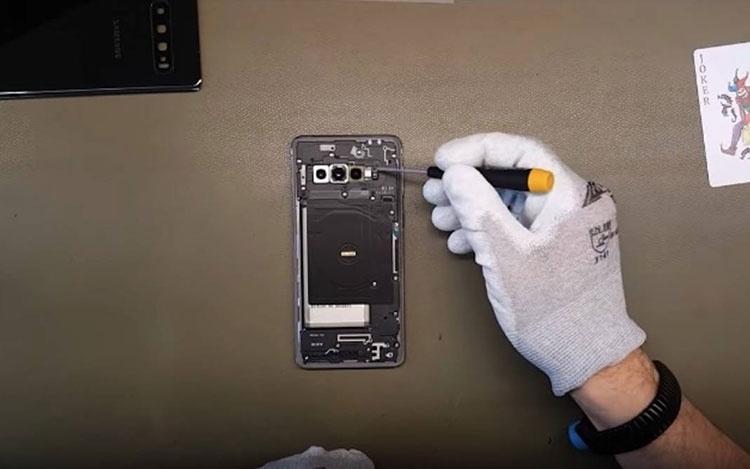 Видео дня: разборка Samsung Galaxy S10, S10e и оригинального Galaxy S