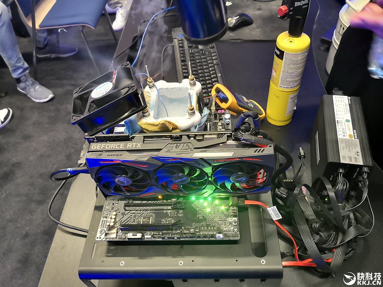 Intel Core i9-9900K разогнали до 7,2 ГГц при использовании жидкого азота - 2 Intel Core i9-9900K разогнали до 7,2 ГГц при использовании жидкого азота