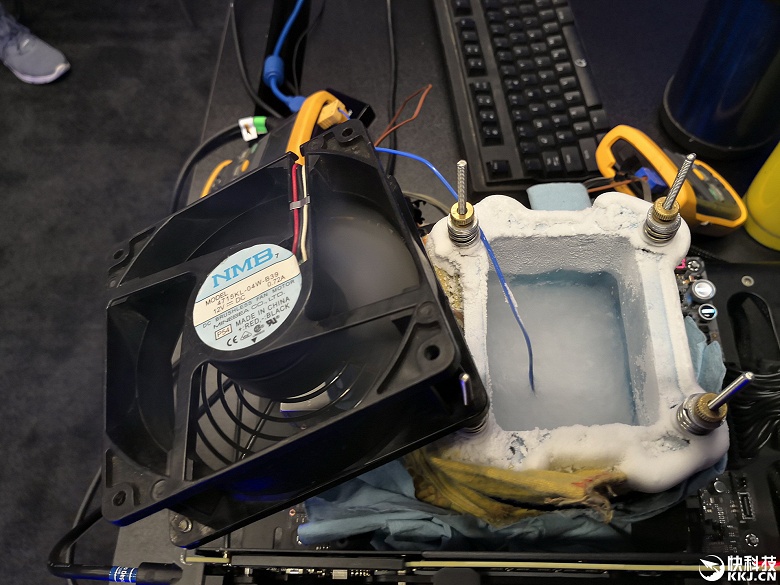 Intel Core i9-9900K разогнали до 7,2 ГГц при использовании жидкого азота - 3 Intel Core i9-9900K разогнали до 7,2 ГГц при использовании жидкого азота