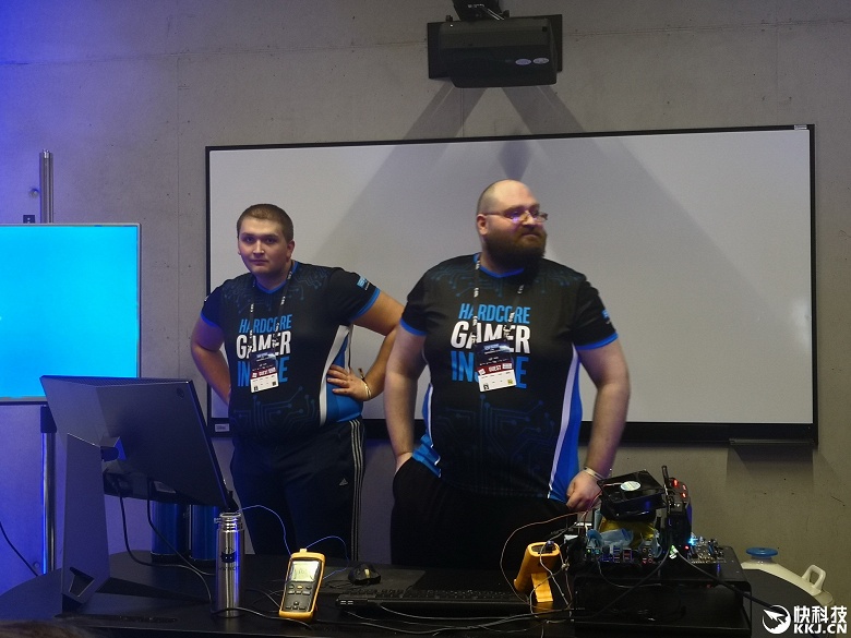 Intel Core i9-9900K разогнали до 7,2 ГГц при использовании жидкого азота - 1 Intel Core i9-9900K разогнали до 7,2 ГГц при использовании жидкого азота