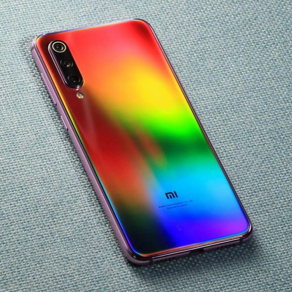 Голографическая иллюзия. Бюджетный флагман Xiaomi Mi 9 в необычном окрасе