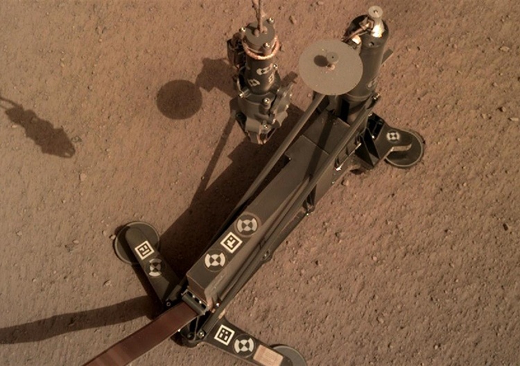 Инструмент зонда InSight начал углубляться в марсианский грунт