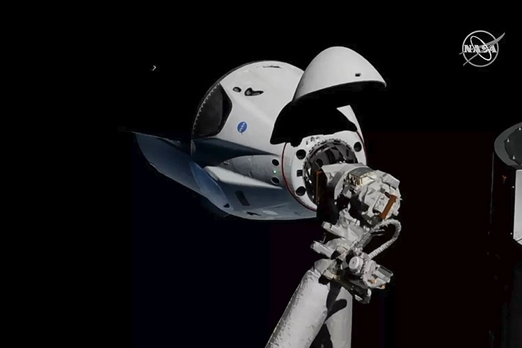 Корабль SpaceX Crew Dragon автоматически состыковался с МКС Корабль SpaceX Crew Dragon автоматически состыковался с МКС