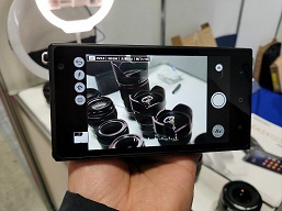 Она существует. На CP+ 2019 показана беззеркальная камера Yongnuo YN450 4G формата Micro Four Thirds с креплением Canon EF, работающая под управлением Android 
