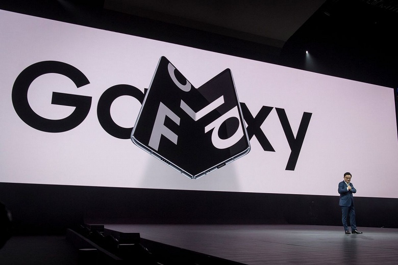 Samsung работает над еще двумя складными смартфонами с гибким экраном, один из них будет похож на Huawei Mate X - 1 Samsung работает над еще двумя складными смартфонами с гибким экраном, один из них будет похож на Huawei Mate X