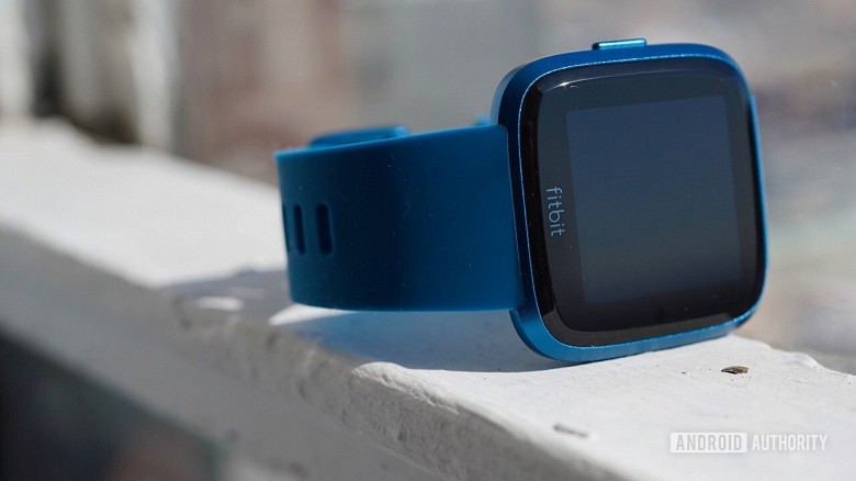 Представлены Fitbit Versa Lite &mdash; вероятно, самые дешёвые умные часы с полноценной операционной системой