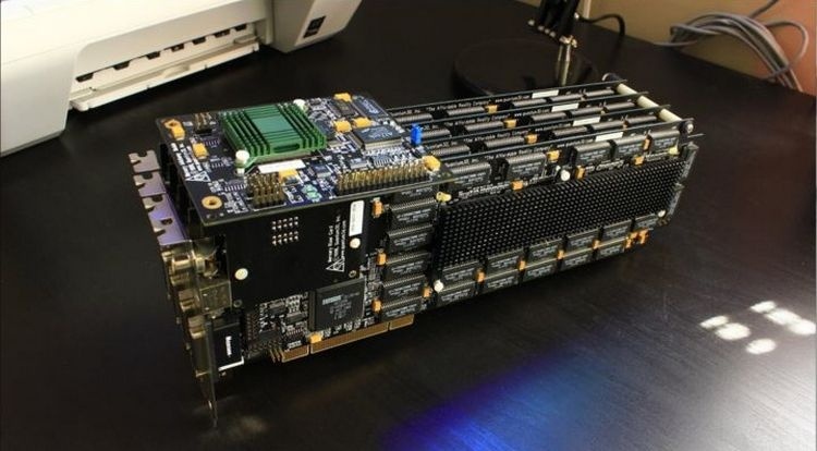 Энтузиаст запустил Half-Life на восьми графических процессорах 3dfx Voodoo2 Энтузиаст запустил Half-Life на восьми графических процессорах 3dfx Voodoo2