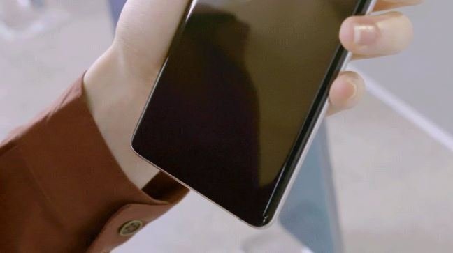 Это не аппаратный дефект. Samsung пообещала исправить работу сканеров отпечатков пальцев в Galaxy S10