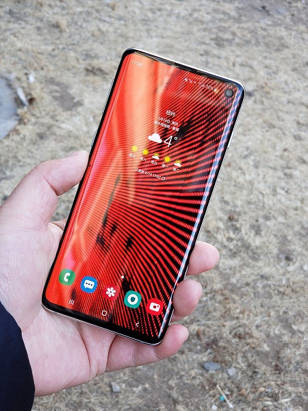 Отверстия под фронтальные камеры &mdash; тренд, который не задержится в индустрии