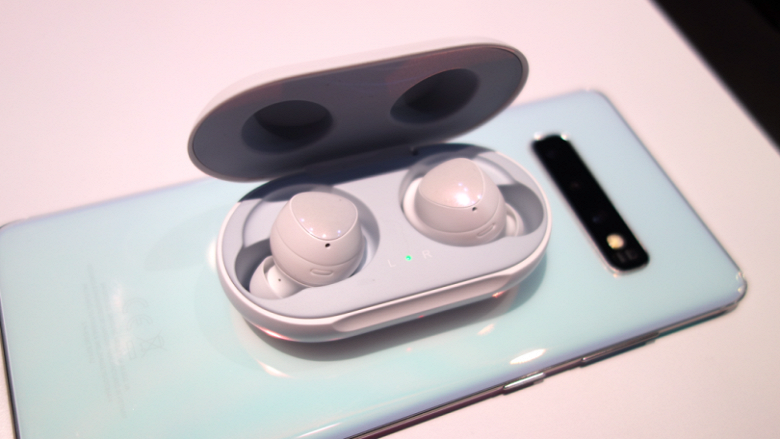 Первое обновление для беспроводных наушников Samsung Galaxy Buds исправляет неприятный баг