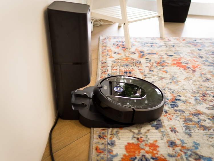 Робот-пылесос iRobot Roomba i7+ «понимает», как лучше производить уборку, и «помнит», где уже убирал