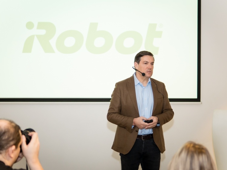 Робот-пылесос iRobot Roomba i7+ «понимает», как лучше производить уборку, и «помнит», где уже убирал