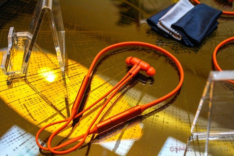 Беспроводная гарнитура Huawei Freelace может подзаряжаться от смартфона