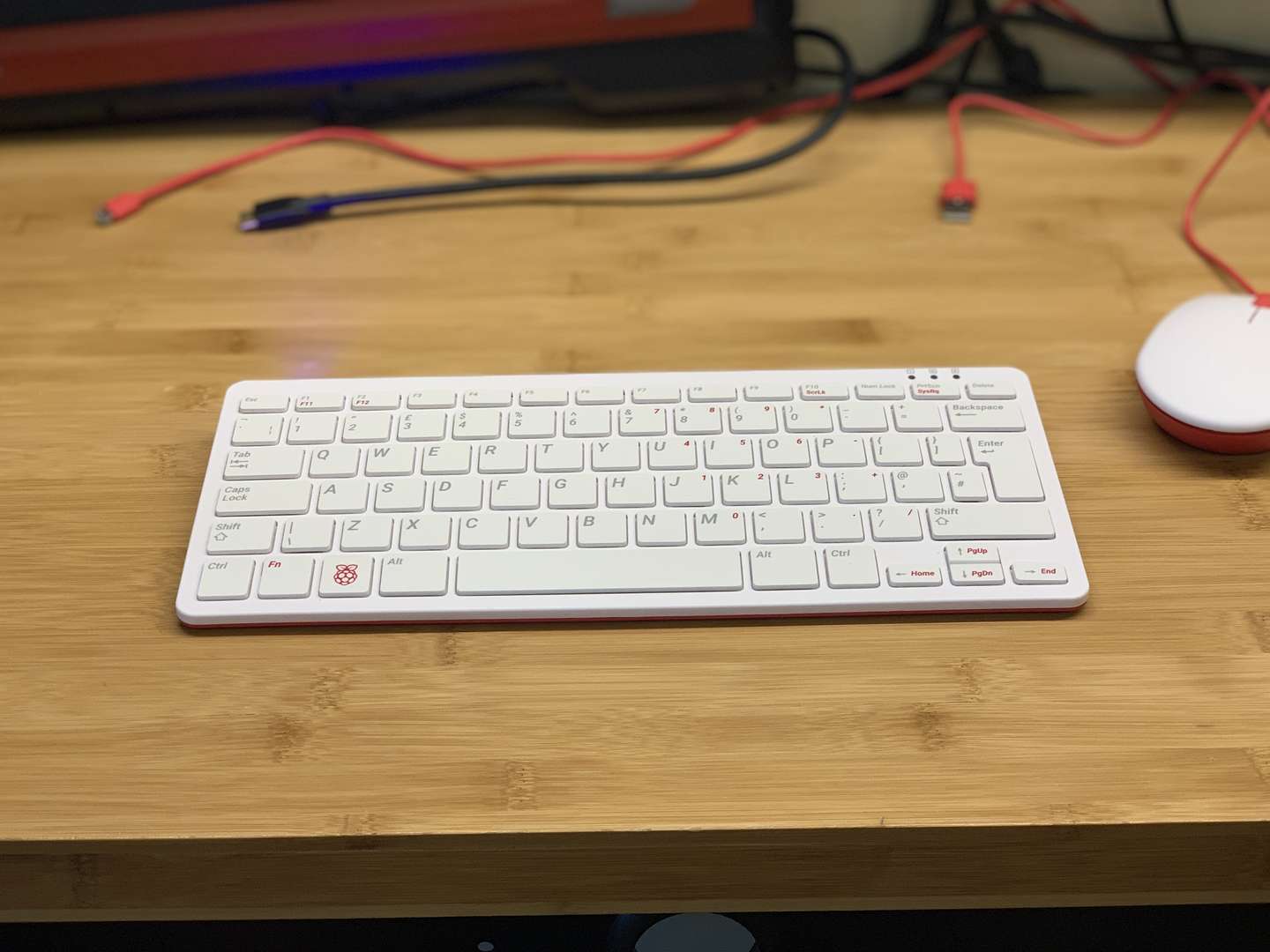 Компьютер Raspberry Pi встроили в клавиатуру для него - 5