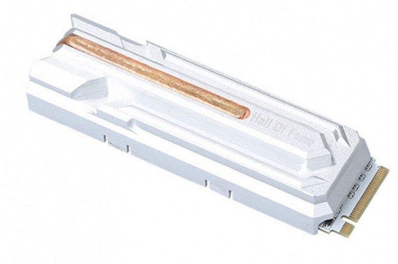 Galaxy оснащает твердотельный накопитель HOF M.2 PCIe радиатором с тепловой трубкой