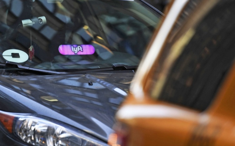 Lyft переманивает водителей конкурента Uber дешёвым ремонтом и бесплатным банковским сервисом