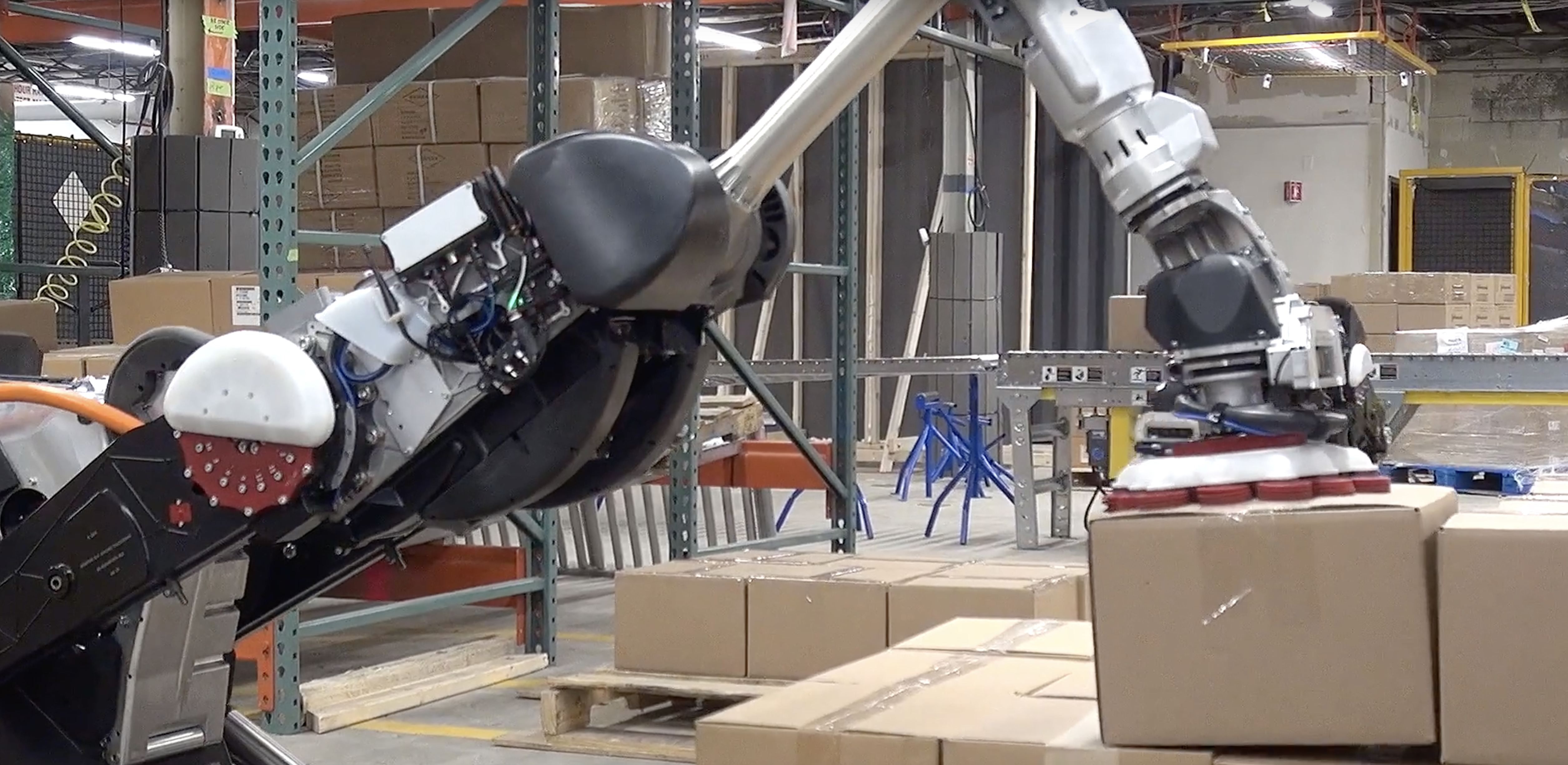 Двухколёсный робот Boston Dynamics переносит грузы захватом на присоске - 1