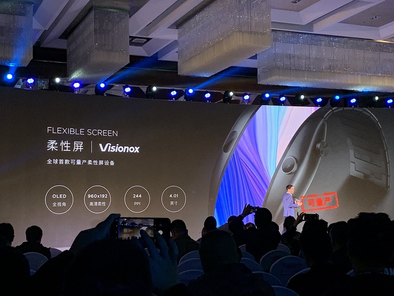 $520 за 4-дюймовый экран, 1 ГБ ОЗУ и 5-мегапиксельную камеру: в Китае официально представили смартфон-браслет Nubia Alpha