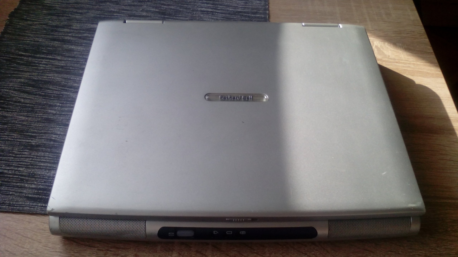 Гаджеты с барахолки: зачем покупать 20-летний ноутбук Packard Bell за 10 евро - 1