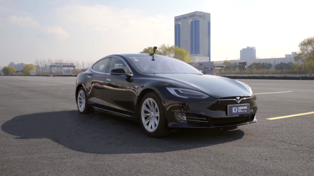 Хакеры могут удалённо управлять Tesla Model S используя систему автопилота - 1