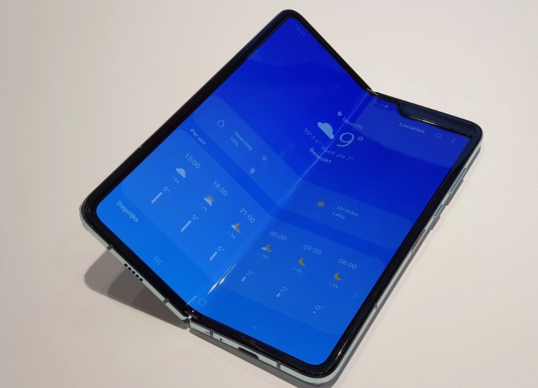 Журналисты о Samsung Galaxy Fold: складка на экране почти не видна, а защитный пластик выглядит, как стекло