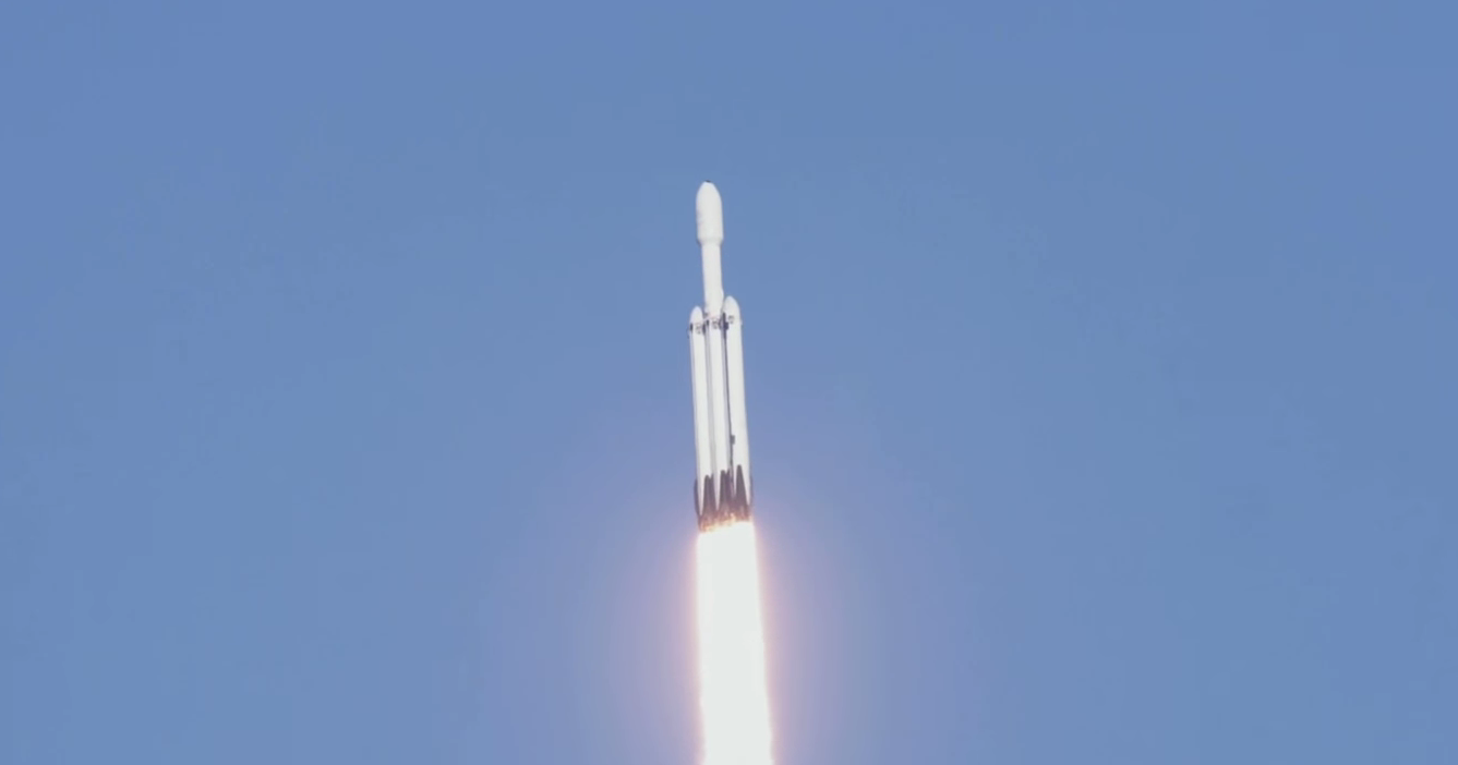 Три блока первой ступени Falcon Heavy успешно вернулись на Землю