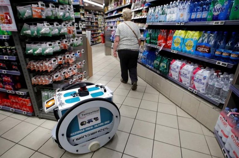 Французский супермаркет Franprix тестирует роботов, которые помогают делать и доставлять покупки