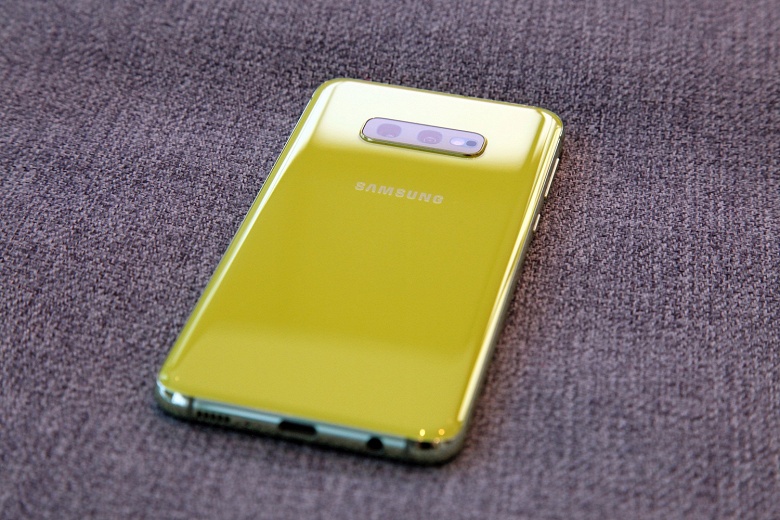 Смартфоны Samsung Galaxy S10 в США продаются лучше предшественников, но только за счёт дополнительной модели в линейке