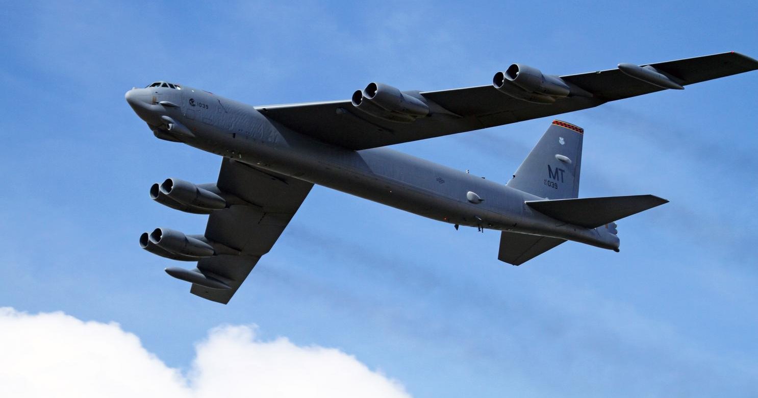 B-52 запустили пороховыми стартерами: видео