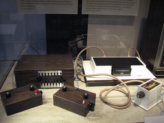 Первая консольная игра. Brown Box 1967. Brown Box (1967) консоль. Magnavox Odyssey 1972. Brown Box игровая приставка.